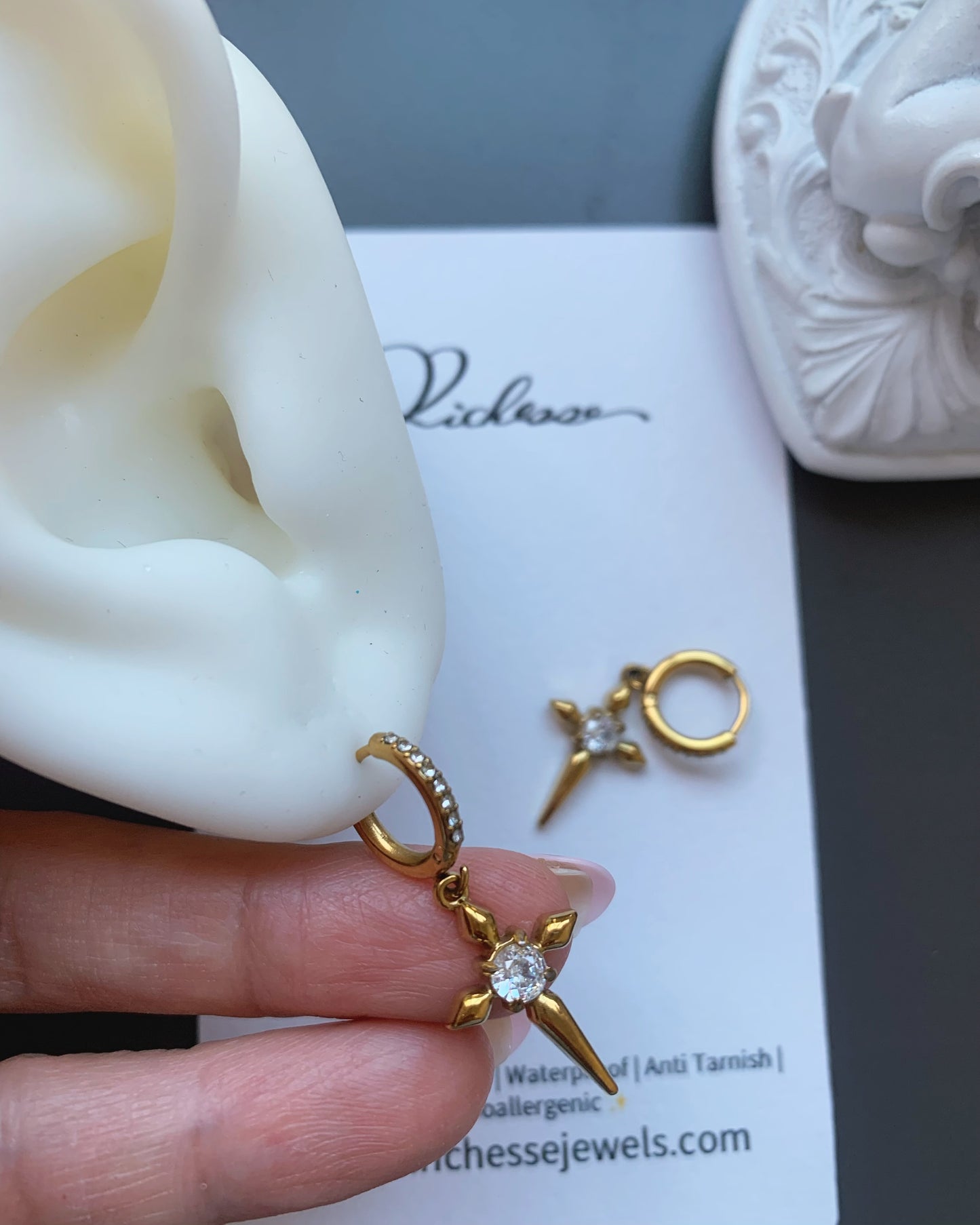 Estrella cruzada brillante mini hoops (10mm) - Richesse Jewels