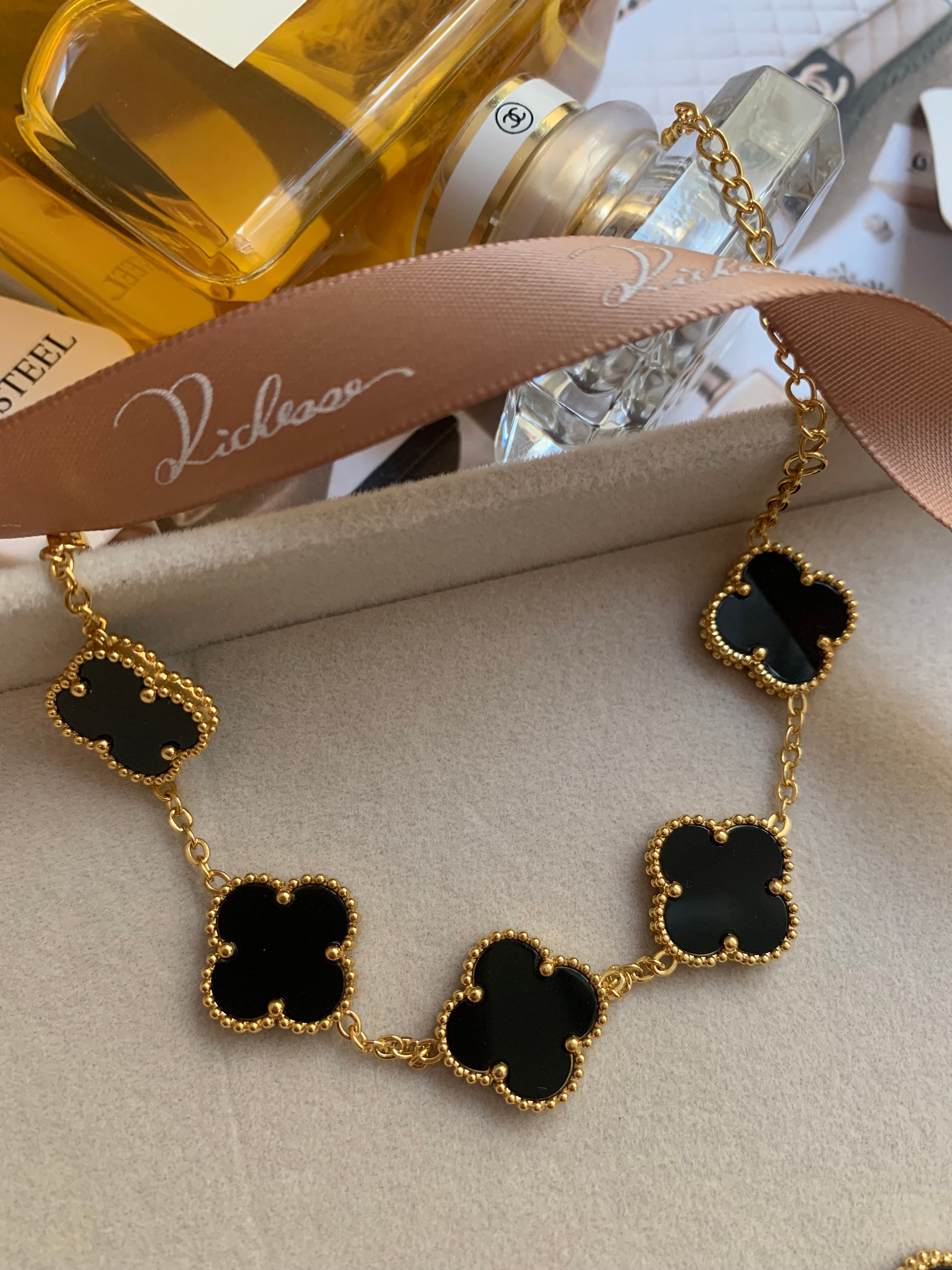 Pulsera Aphrodite Trébol de Cuatro Hojas con Concha Negra 1pcs - Richesse Jewels