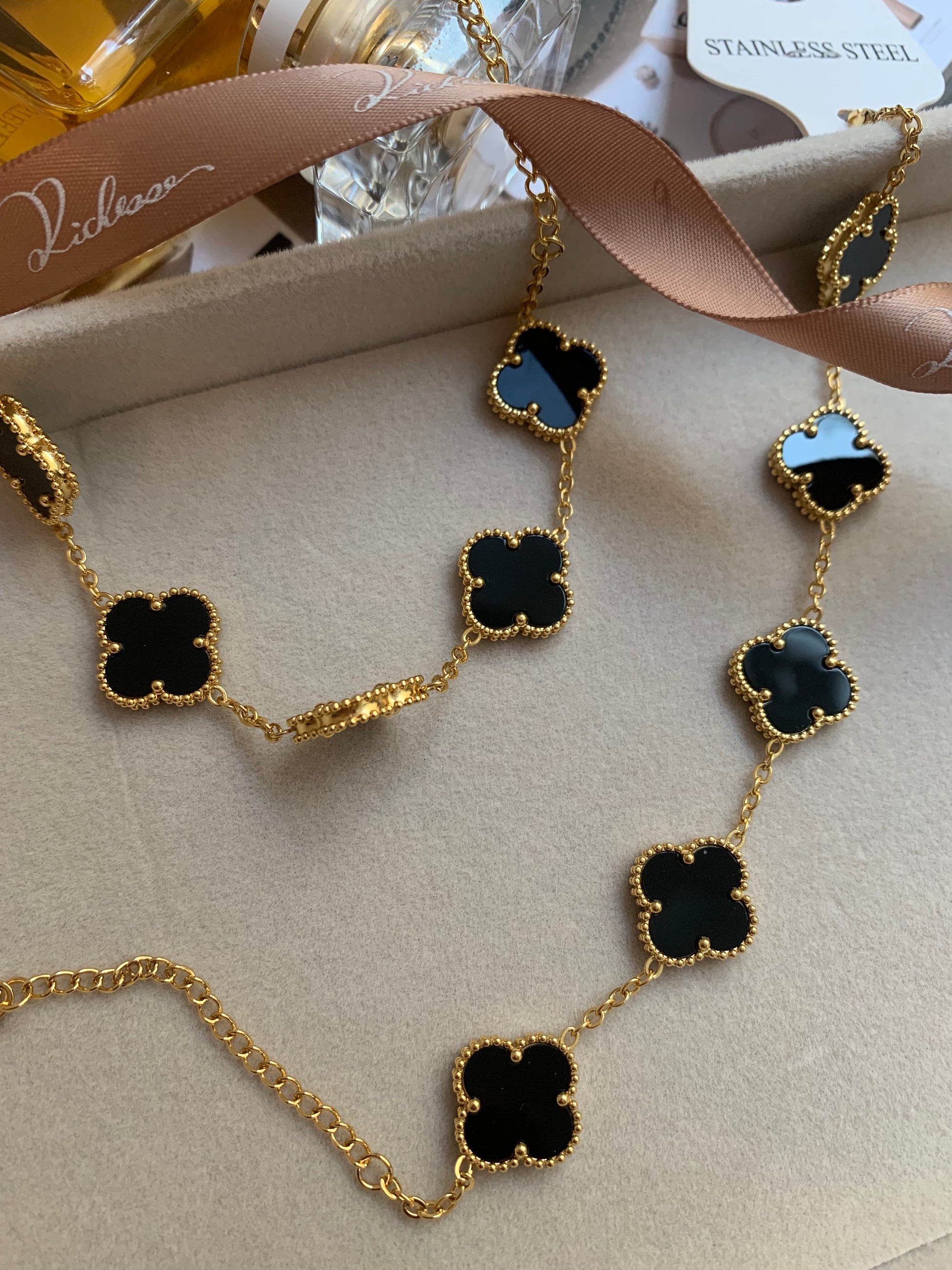Pulsera Aphrodite Trébol de Cuatro Hojas con Concha Negra 1pcs - Richesse Jewels