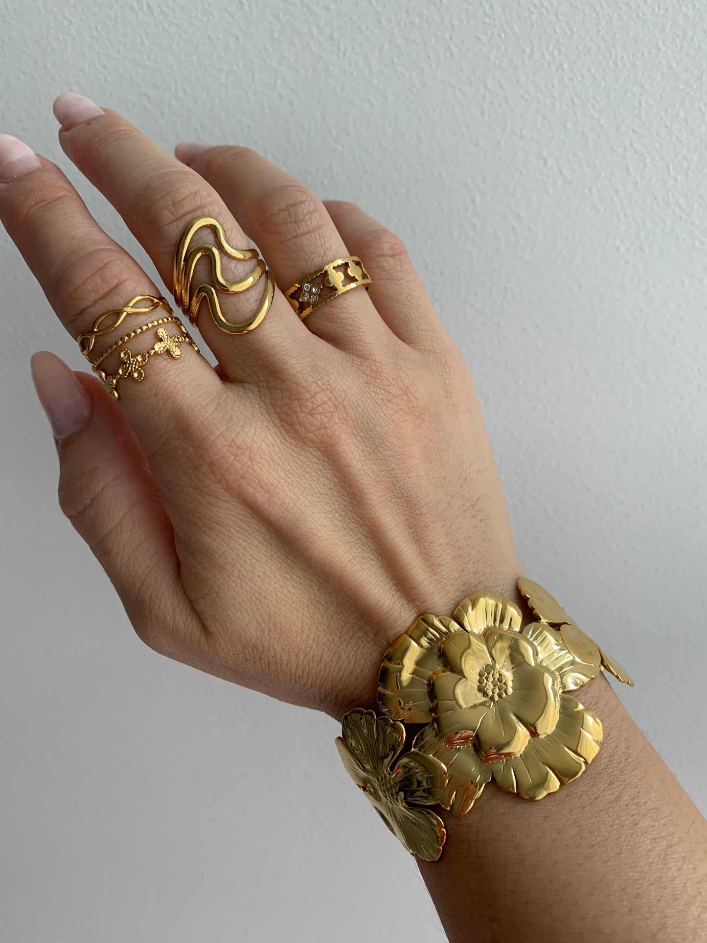 Pulsera de Lujo Doble Capa con Flor Camelia - Richesse Jewels