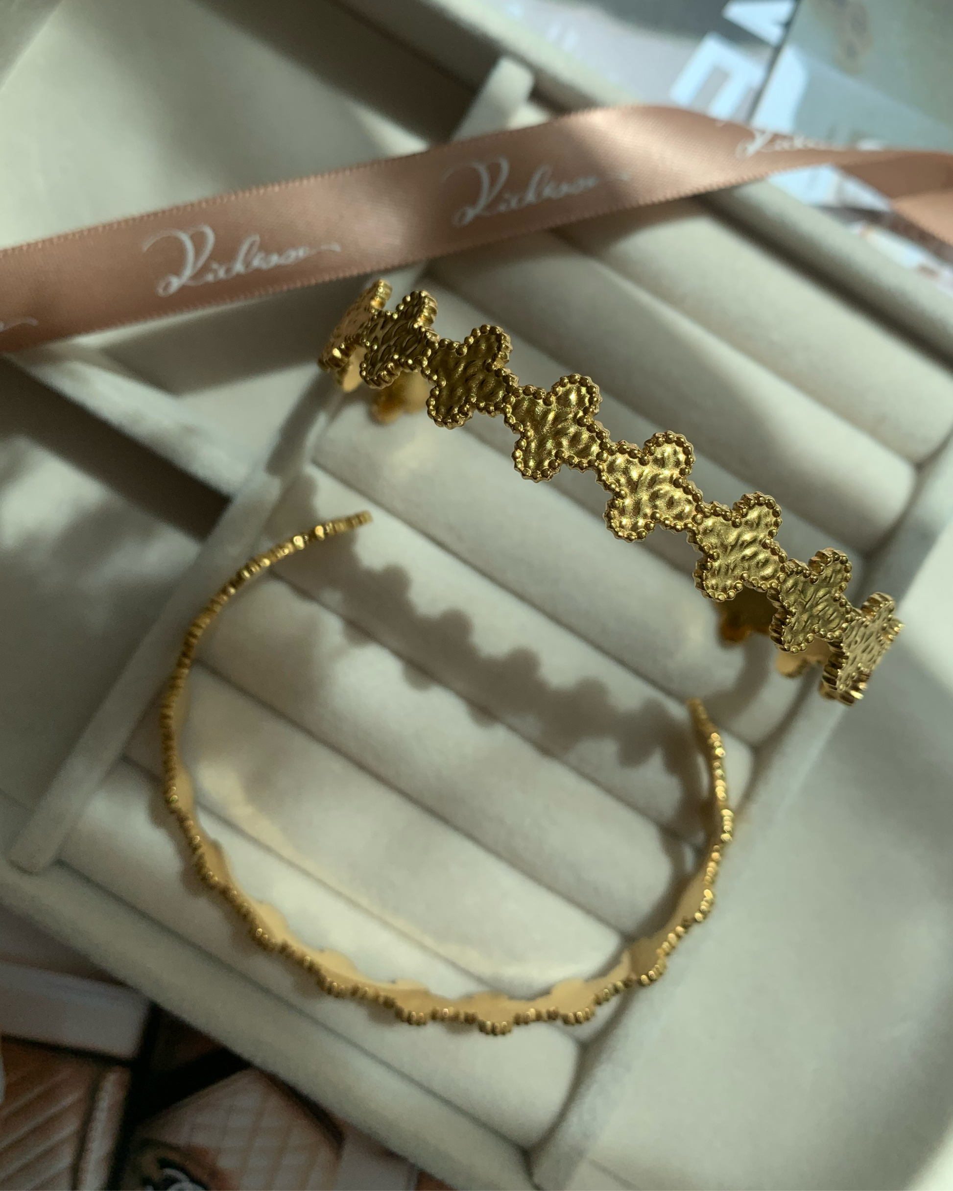 Pulsera semicircular de trébol de 4 hojas - Richesse Jewels